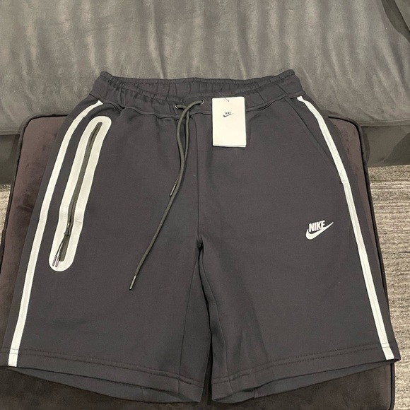 NIKE TECH REFLECTIVE
SHORTS SIZE LARGE - Picture 1 of 8